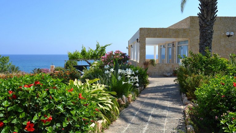 Eingang zum Strandhotel auf der Akamas Halbinsel von Zypern 