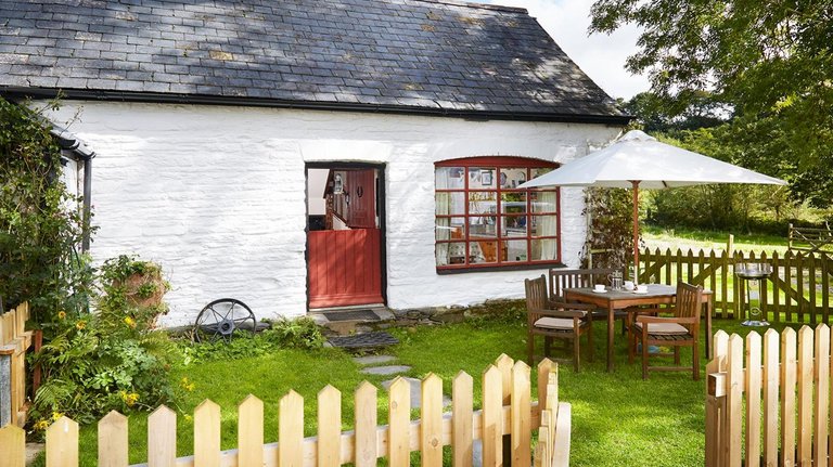 Das rechte Farmcottage mit roter Tür auf dem Land in Wales