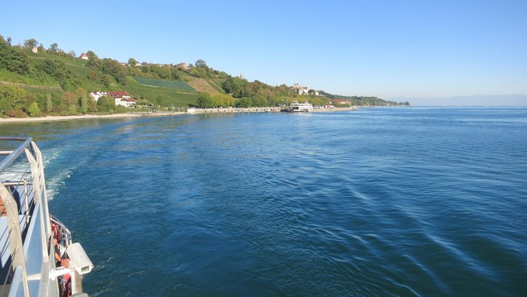 Blick von der Fähre ans Ufer vom Bodensee