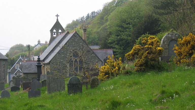 Kleine Kapelle beim Friedhof im walisischen Ort Llangranog