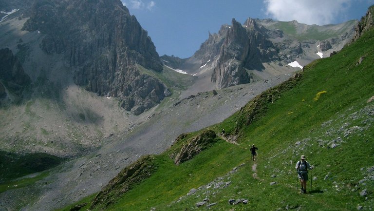 Individuelles Wandern ohne Gepäck im Valle Maira, Piemont.