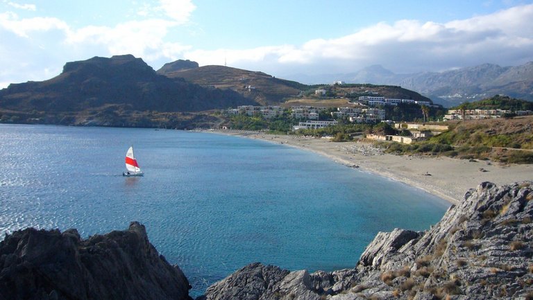 Blick von oben auf die berühmte Damnoni Bay und das blaue Meer auf Kreta