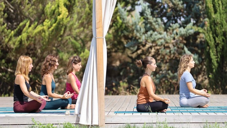Yoga im Garten der Seminarfinca auf Mallorca