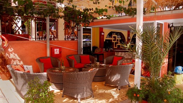 Weinumranktes Restaurant und Bar in Hotelanlage in Arillas