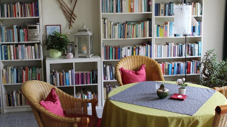 Aufenthaltsraum mit Bibliothek im Biohotel am Bodensee