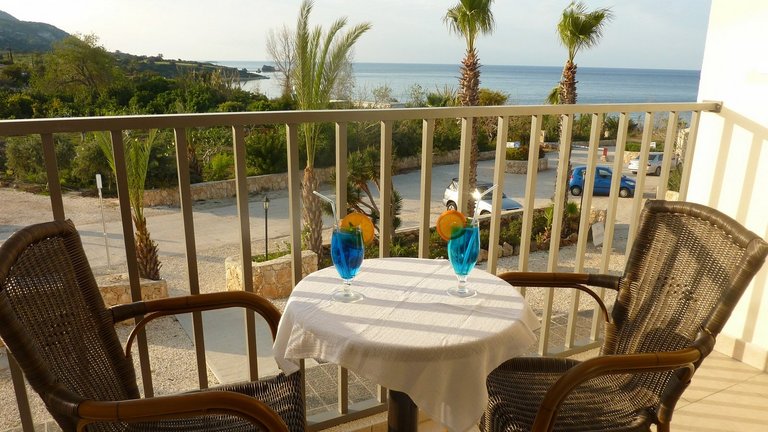 Balkon vom Strandhotel auf der Akamas Halbinsel von Zypern 