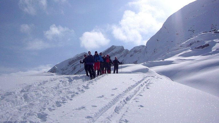 Wandergruppe von Frauen mit Schneeschuhen in den Dolomiten