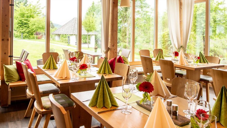 Restaurant mit Blick in die Landschaft im Blauen Land
