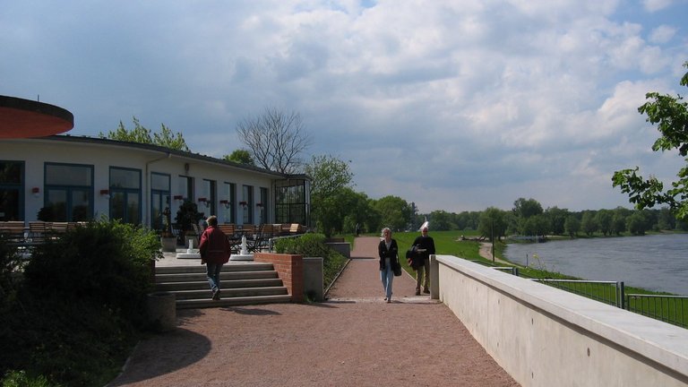 Spaziergängerin beim Restaurant Kornhaus an der Elbe in Dessau