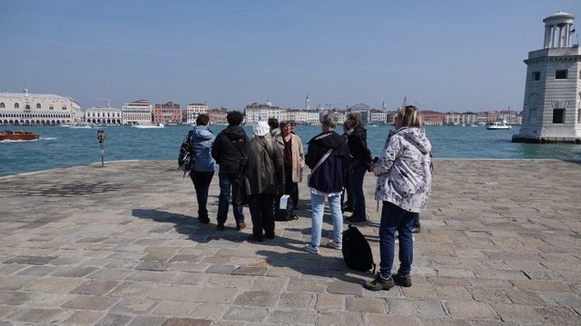 Alleinreisende in Venedig - Frauengruppe mit Nadja Bennewitz auf der Guidecca mit Reiseführerin