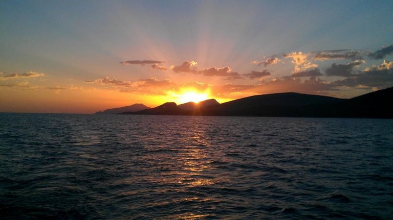 Sonnenuntergang über Mittelmeer bei Frauentörn von FRIdA Frauenreisen