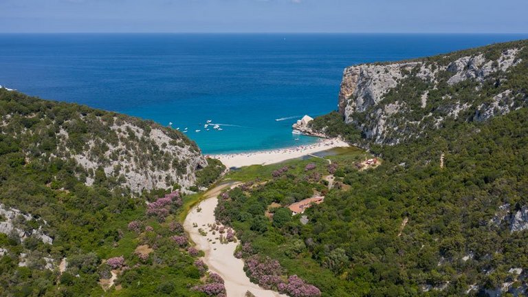 Blick auf die Calaluna Bucht von oben auf Sardinien