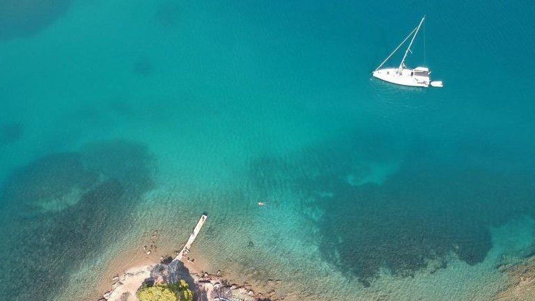 Blick von oben auf Meer und Yacht bei Frauentörn von FRIdA Frauenreisen