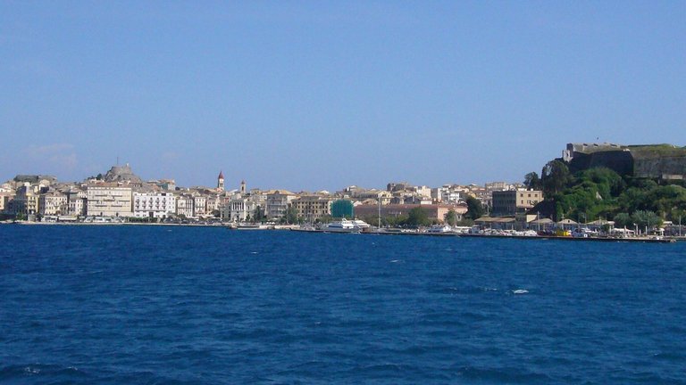 Blick auf Korfu Stadt beim Segeltörn für Frauen von FRIdA Frauenreisen