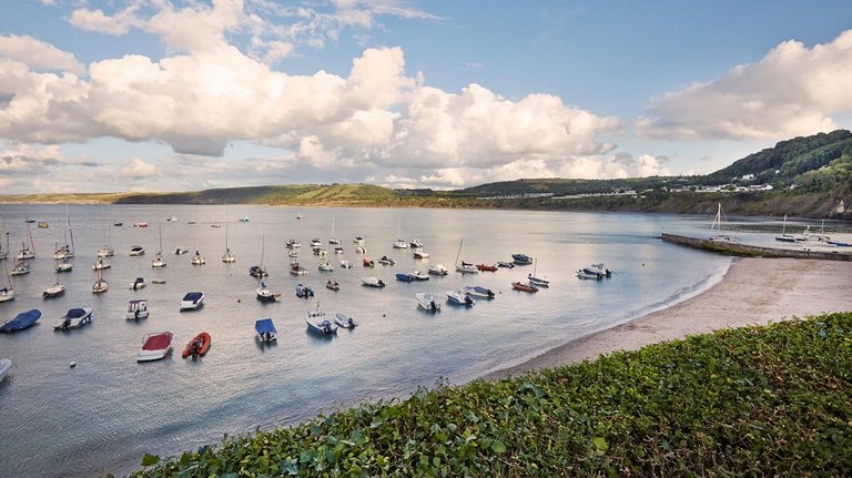 Boote im Meer an walisischer Küste