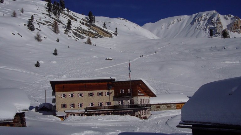 Die Lavarellahütte ist Ausgangspunkt für die Schneeschuh-Wanderwoche