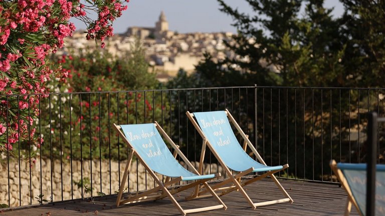 Liegestühle in der Seminarfinca auf Mallorca mit Montuiri im Hintergrund 