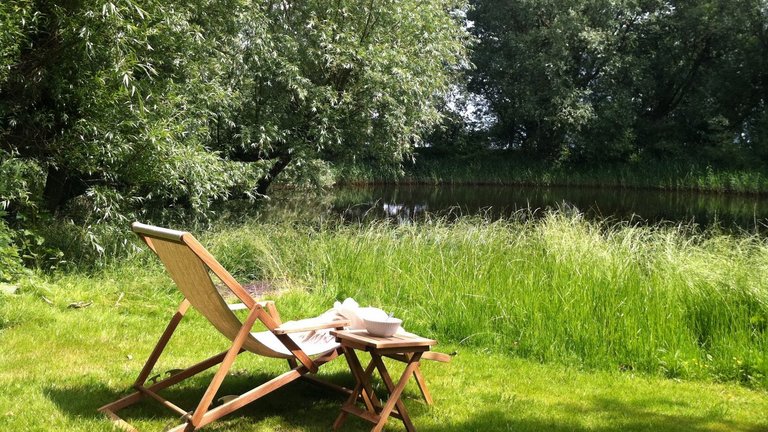 Garten mit Liegestuhl in der Biopension an der Nordsee