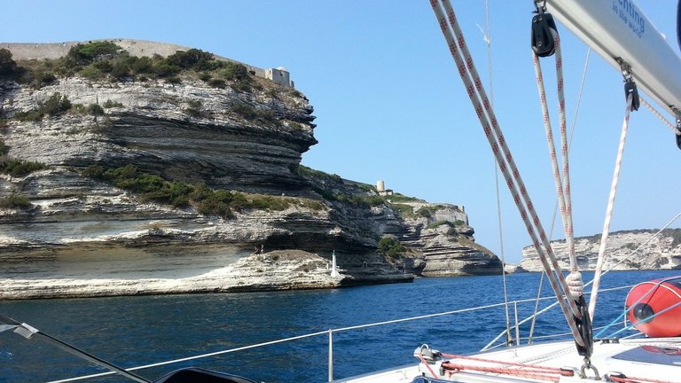 Segelboot beim Frauen-Segeltörn vor der Küste Korsikas