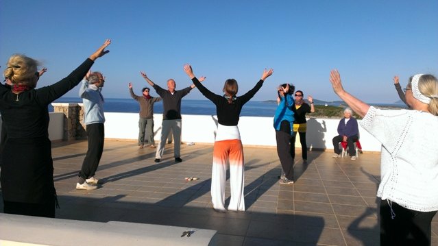 Yogaübungen auf der Dachterrasse in Arillas