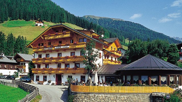 FRIdA Frauenreisen Hotel in Gsies in Südtiroler Landschaft