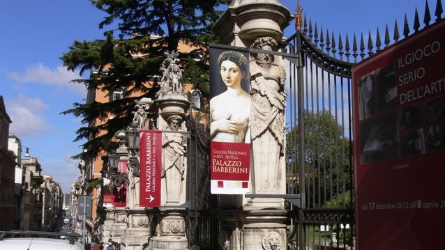 Eingangstor des Palazzo Berberini in Rom