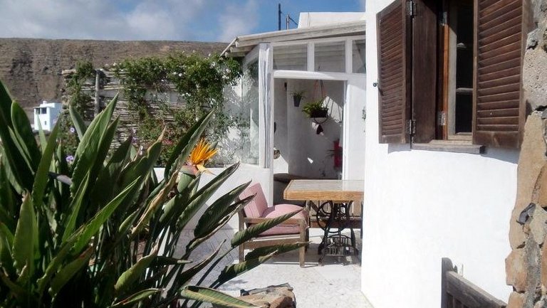 Sonnige Sitzplätze im Garten der Finca Haria auf Lanzarote