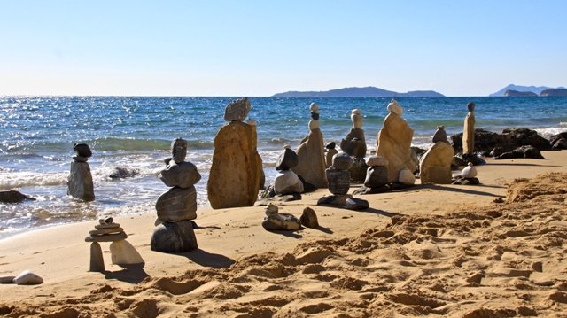 Steine am Strand von Arillas auf Korfu