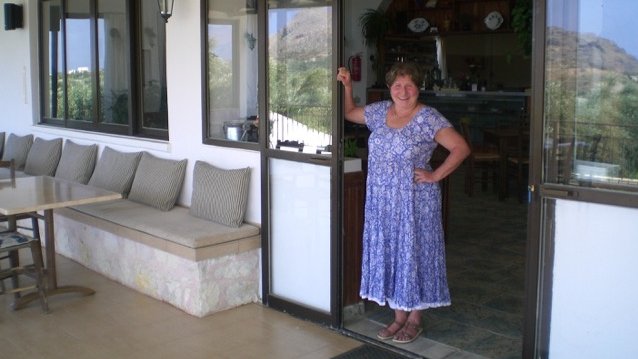 Die Besitzerin Astrid der Pension Damnoni auf Kreta heißt ihre Gäste willkommen