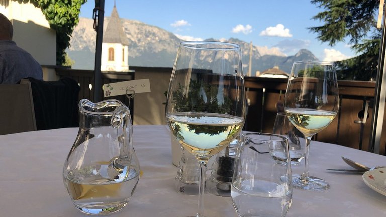 Ein Schoppen Weisswein auf der Terrasse in unserem Hotel auf dem Ritten