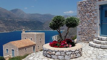 Steinhäuser auf griechischer Insel mit Blick auf das Meer