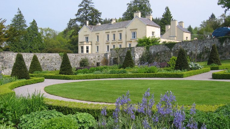 Landhaus in typischem walisischen Garten