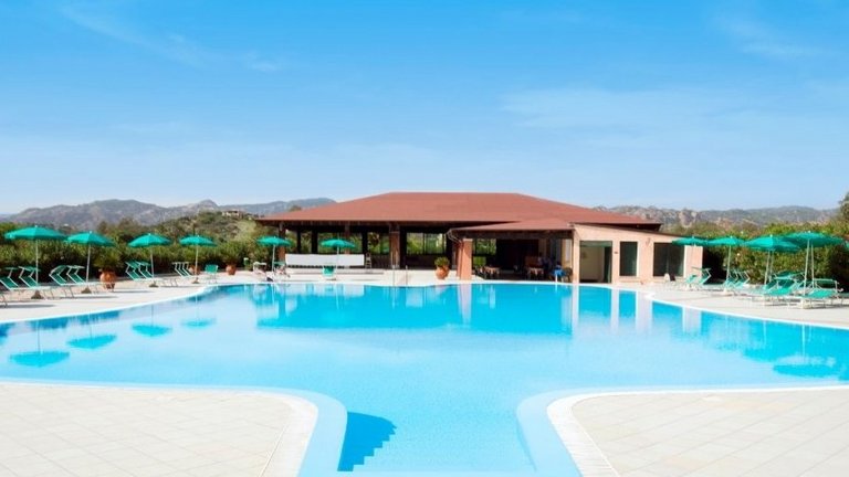 Pool in der Hotelanlage auf Sardinien