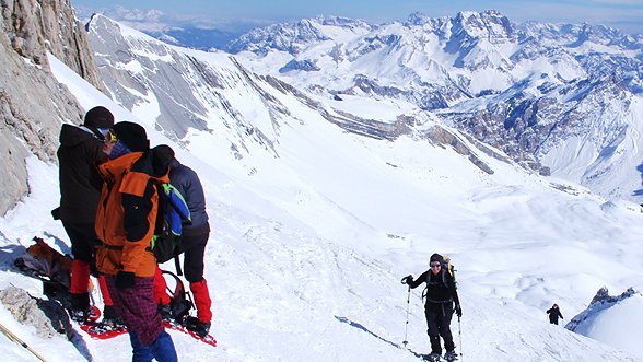 Frauen am Berg beim Schneeschuhwandern in den Dolomiten