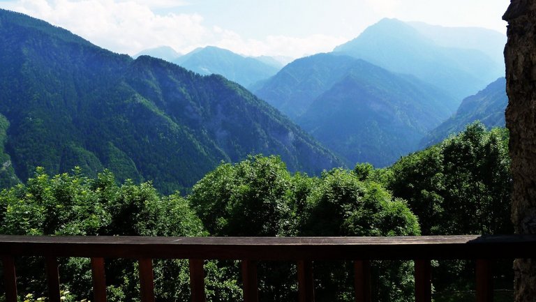 Blick über die Landschaft aus einer Posto Tappa im Valle Maira, Piemont.