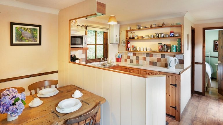 Stilvoll restaurierte Küche mit Tisch in walischem Haus
