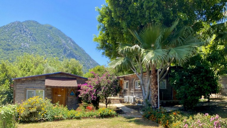 Garten mit Bungalows in unserem Seminarhaus in Lykien