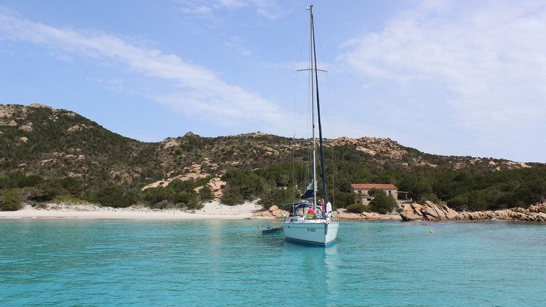 Segelboot vor Anker zum Baden beim Frauen-Segeltörn vor Sardinien