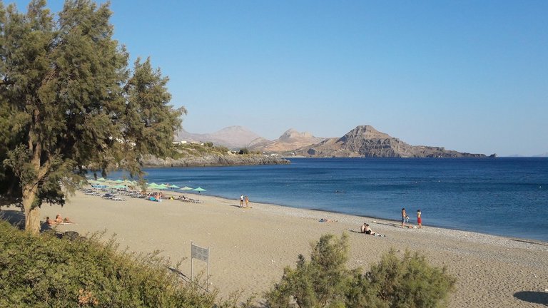 Sandstrand an der Südküste Kretas mit Blick auf kleinen Berg