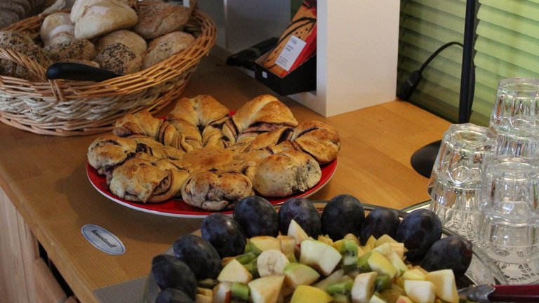 Frühstücksbuffet mit Brötchen, Kuchen und Obst im Biohotel am Bodensee