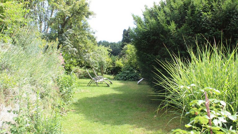 Garten mit Liegewiese im Biohotel am Bodensee