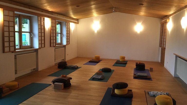 Der Yogaraum mit ausgebreiteten Matten für die Yogastunde