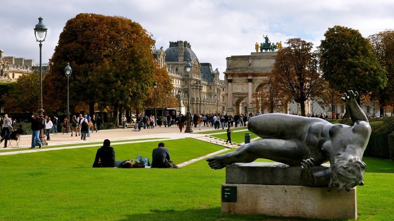 Liegende Frauenstatue in einem Park in Paris
