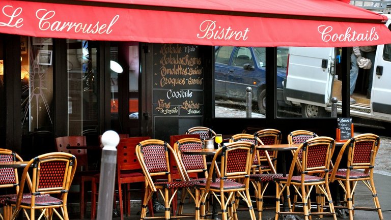 Bistro mit Rattanstühlen in einem Pariser Szeneviertel