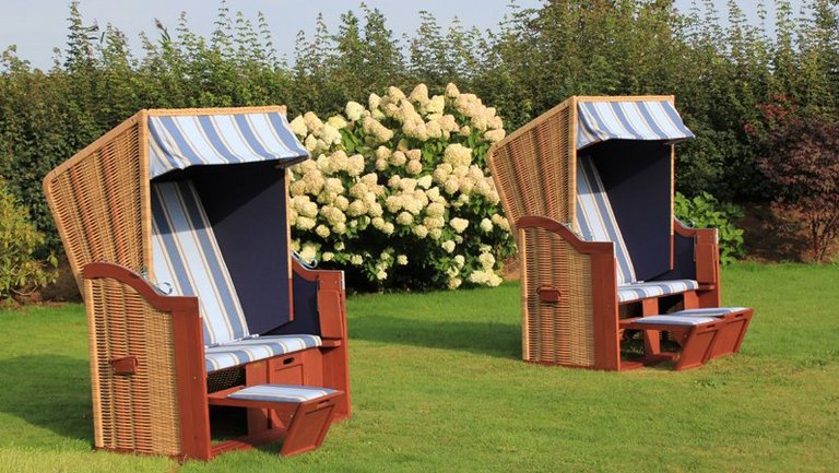 Strandkörbe im Garten unserer Pension bei St. Peter Ording