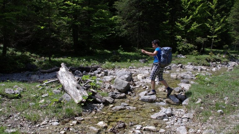 Flussquerung bei Wanderung in Oberbayern