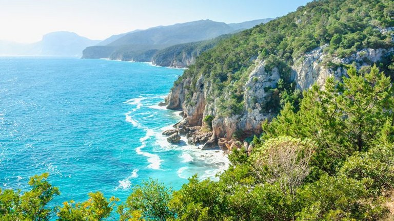 Blick auf die Küste auf Sardinien