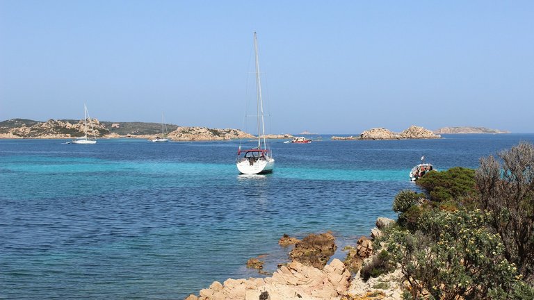 Segelboot beim Frauen-Segeltörn im Maddalena Archipel vor Sardinien
