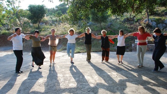 Gruppe von Frauen lernt griechischen Tanz auf Terrasse in Kreta