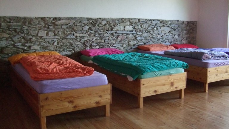 Schlafsaal in einer Posto Tappa im Valle Maira, Piemont.